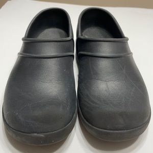 Woman’s Crocs Slip On